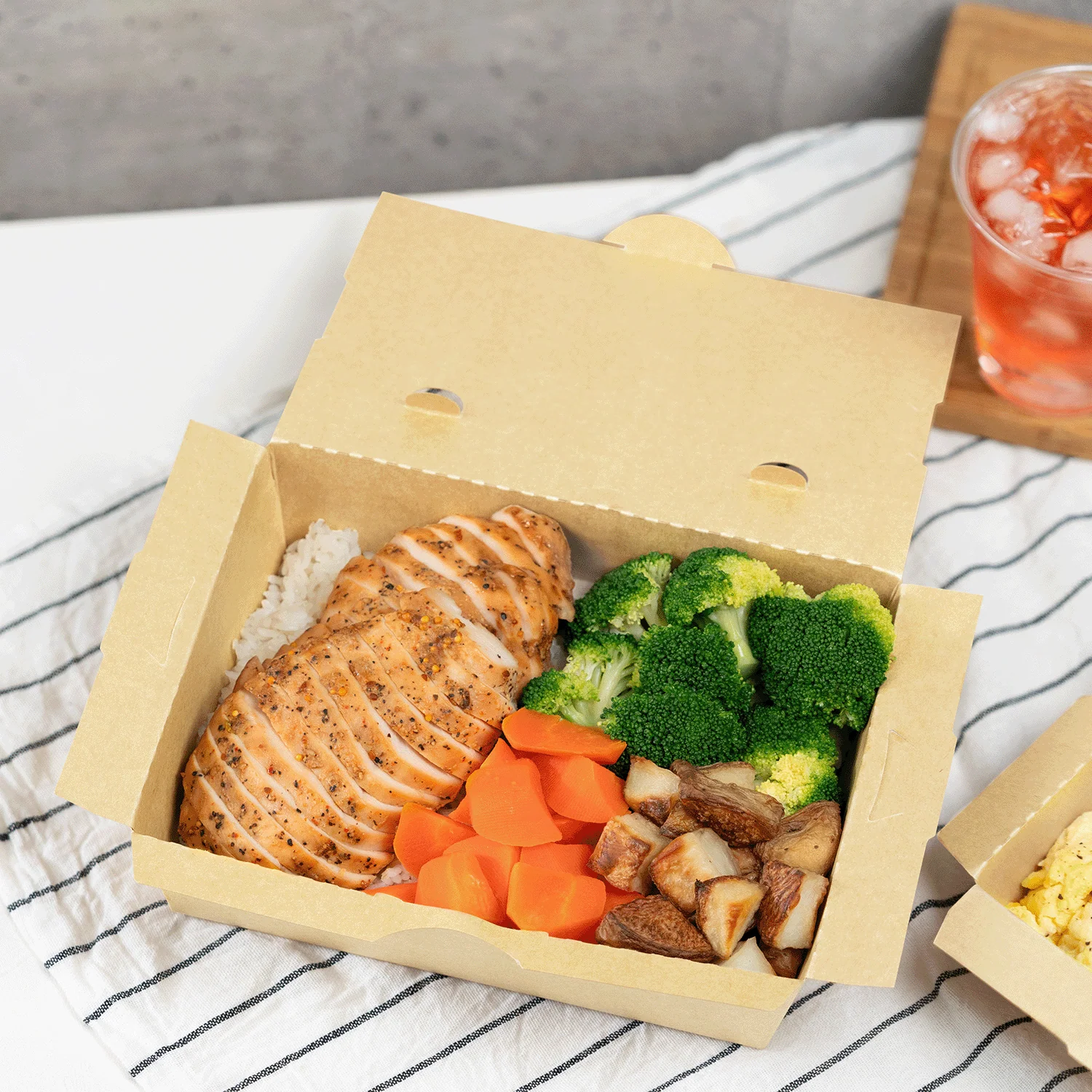 [200 ct] Paper Folding Take-Out Container | Vented Holes | 63 fl. oz | Kraft - Image 3