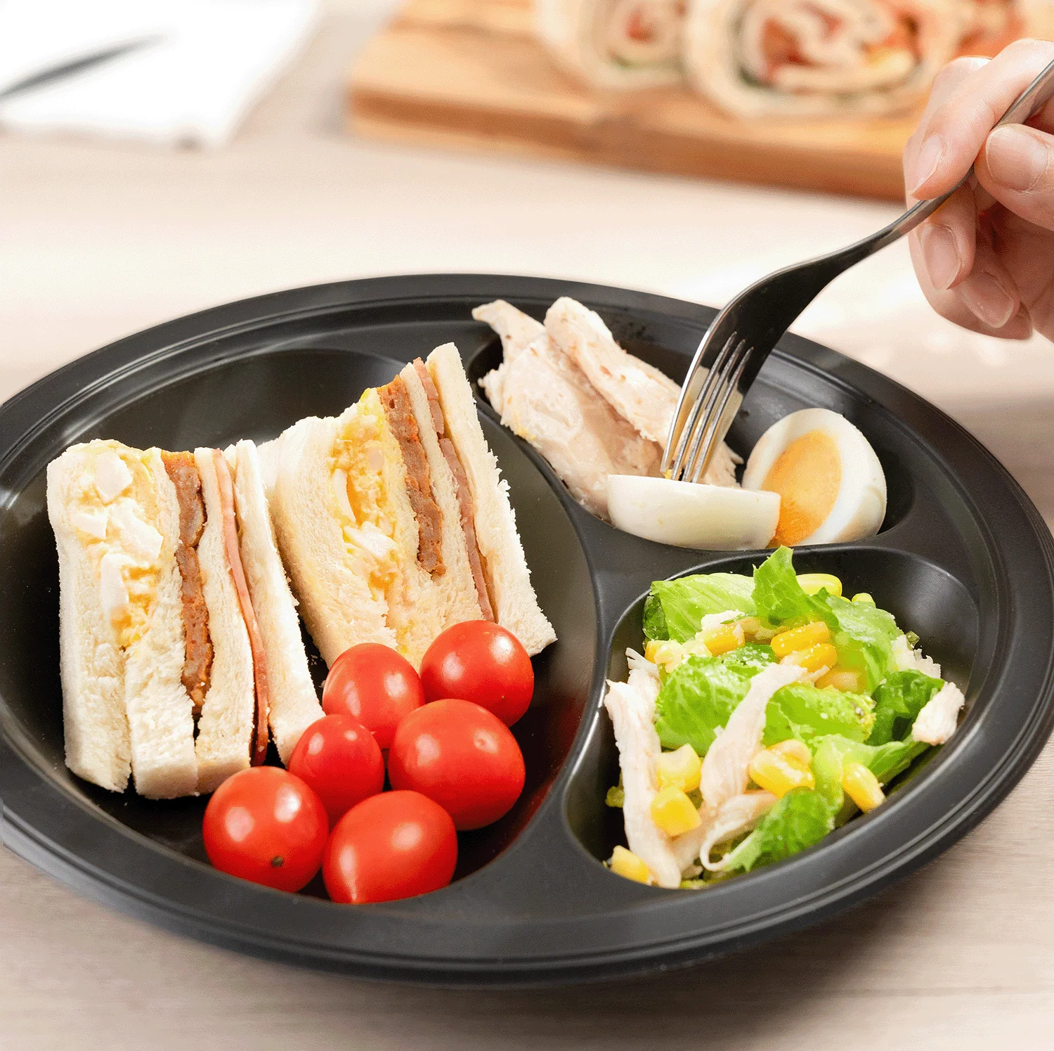 Karat Earth 3 Compartments, 10.25" Mineral Filled PP Round Plates, Black - 500 pcs - Image 4