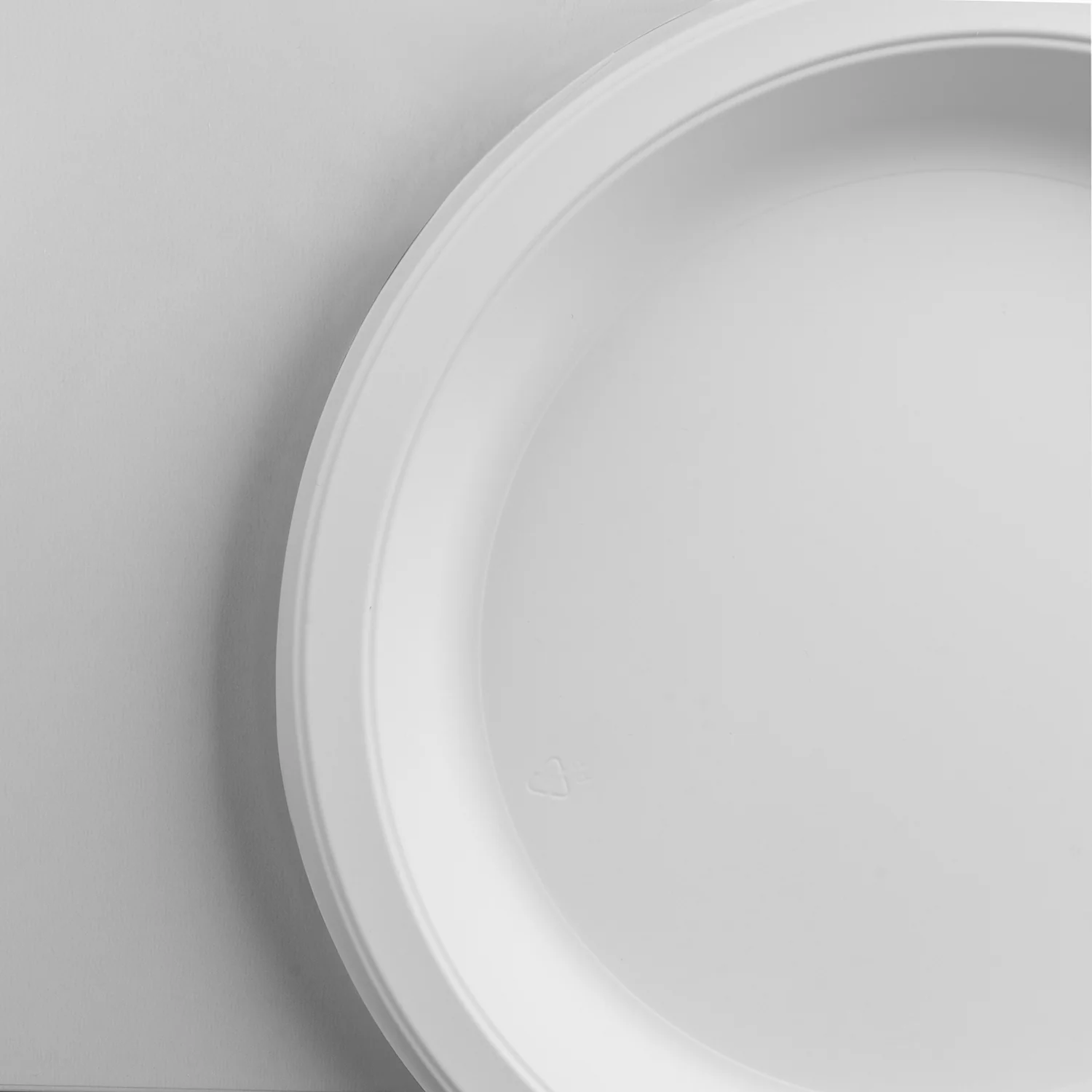 Karat Earth 9" Mineral Filled PP Round Plates, White - 500 pcs - Image 6