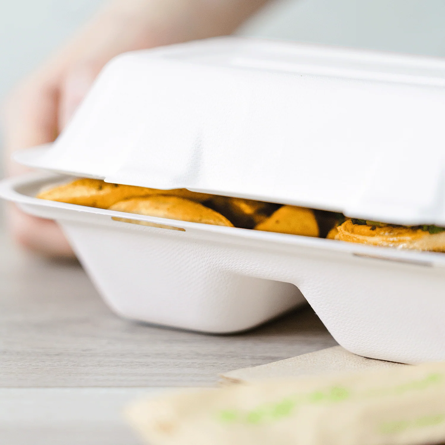 Karat Earth 2 Compartments, 9''x6'' Molded Fiber Hinged Containers, PFAS Free, White - 200 pc - Image 3